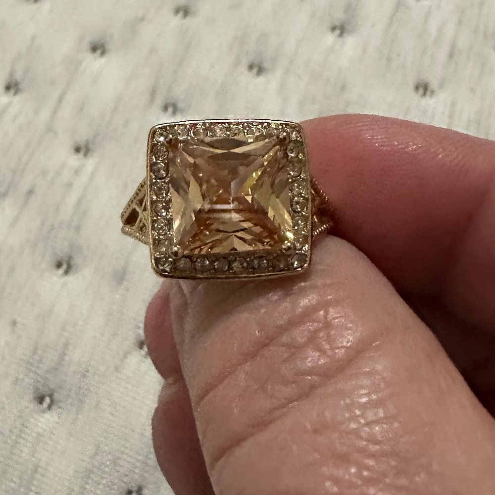 Beautiful gold costume ring with peach stone in excellent condition.
